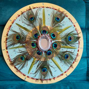 Mandala met pauwenveren beschikbaar voor biedingen