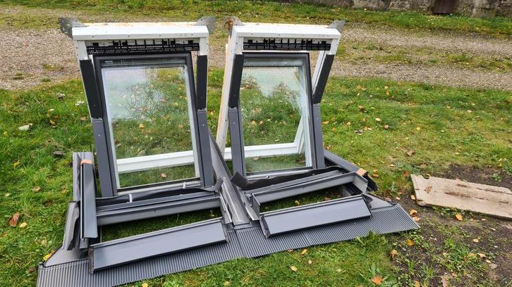 Velux kunstof GGU F04 dakramen met rolgordijn en gootstukken, Doe-het-zelf en Verbouw, Glas en Ramen, Gebruikt, Dakraam, 80 tot 120 cm