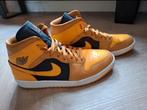 Nike Air Jordan 1 Mid Golden Yellow - Zo goed als nieuw, Kleding | Heren, Schoenen, Overige kleuren, Nike, Ophalen of Verzenden