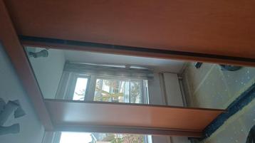 schuifdeurkast met spiegel plankjes en roeden