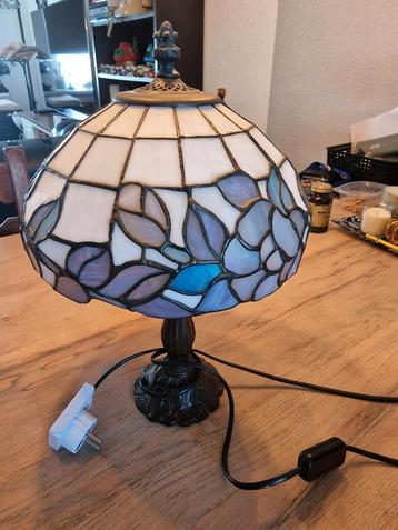 Mooie Tiffany Lamp met Bloemenmotief beschikbaar voor biedingen