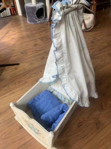 Schattig houten wiegje voor popjes beschikbaar voor biedingen