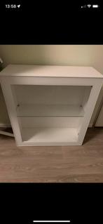 Zgn witte vitrinekast B:59/ D:22,5/H:63,5, Ophalen, Zo goed als nieuw, 25 tot 50 cm