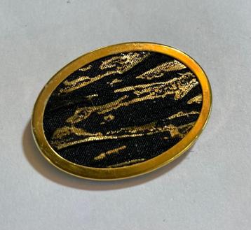 Vintage design broche Uhlig ovaal goud zwart costume Jewelry beschikbaar voor biedingen