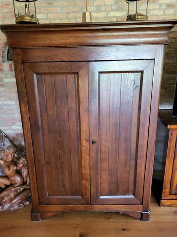 Houten Kast met 2 Deuren en Legplanken beschikbaar voor biedingen