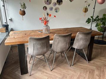 Eettafel met stoelen en bankje beschikbaar voor biedingen