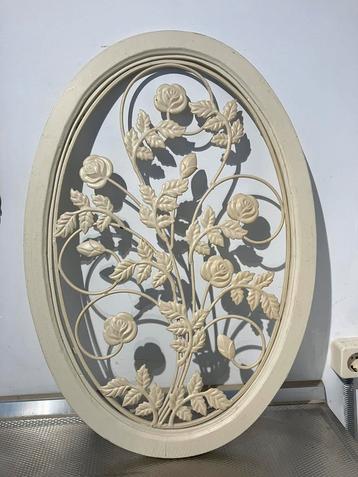 houten wandlijst met metalen bloemen beschikbaar voor biedingen