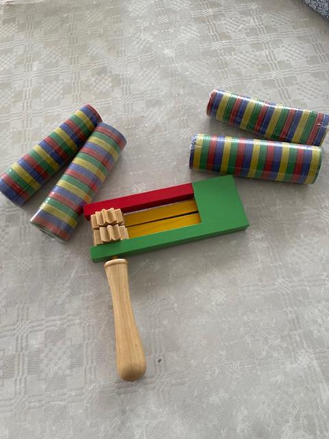 HOUTEN RATEL EN ROLLETJES SLINGERS, Ophalen of Verzenden, Zo goed als nieuw, Feestartikel, Carnaval