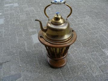 Waterketel in houder van hout  beschikbaar voor biedingen