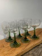 Set van 6 Franse vintage wijnglazen op strakke groene voet, Huis en Inrichting, Keuken | Servies, Glas of Glazen, Ophalen of Verzenden