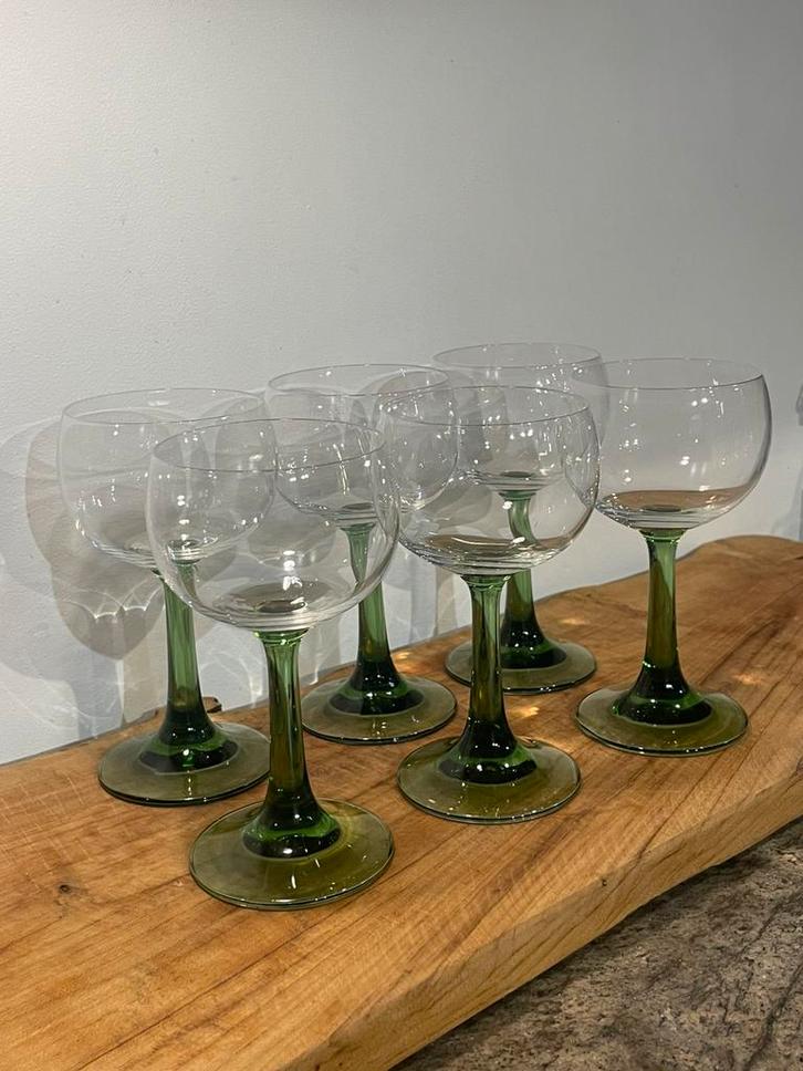Set van 6 Franse vintage wijnglazen op strakke groene voet, Huis en Inrichting, Keuken | Servies, Zo goed als nieuw, Glas of Glazen