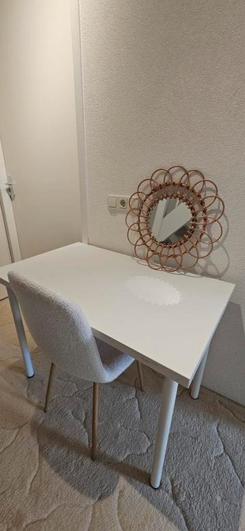 Tafel, spiegel en stoel te koop beschikbaar voor biedingen