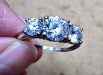 Zilveren ring met 3 fonkelende steentjes, Gebruikt, Ophalen of Verzenden, 17 tot 18, Dame