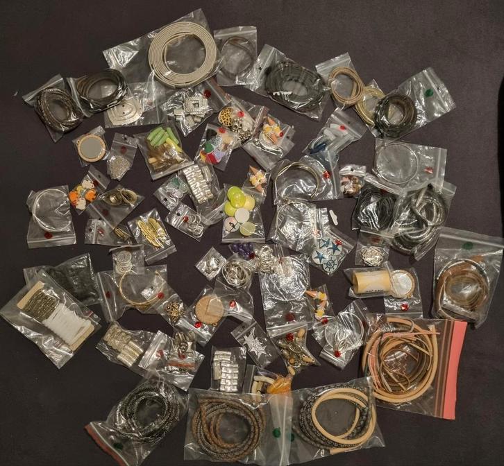 Partij bedels, koordjes, sluitingen en meer, Hobby en Vrije tijd, Kralen en Sieraden maken, Gebruikt, Overige typen, Ophalen of Verzenden