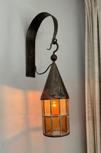 metalen wandlamp uit Sarlat met glas in lood, Huis en Inrichting, Lampen | Wandlampen, Ophalen, Zo goed als nieuw, Glas