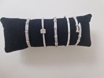 Armbanden set zilverkleurig beschikbaar voor biedingen