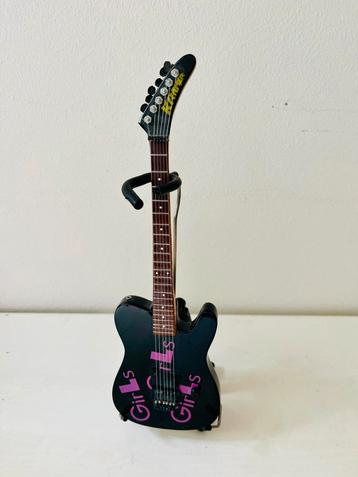 Miniatuur gitaar Girls Girls Girls van Mick Mars Mötley Crüe beschikbaar voor biedingen