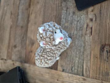 beeld alpaca wit of grijs steen beplakt met stof beschikbaar voor biedingen