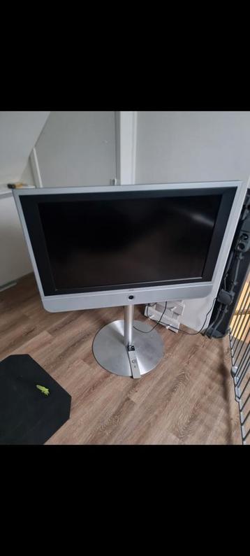 Mooi loewe tv op standaart. Met originele afstanbediening  beschikbaar voor biedingen