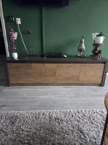 Dressoir in zeer nette staat beschikbaar voor biedingen