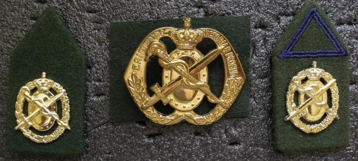 Setje Geneeskundige Dienst 6, Verzamelen, Militaria | Algemeen, Landmacht, Embleem of Badge, Nederland, Verzenden