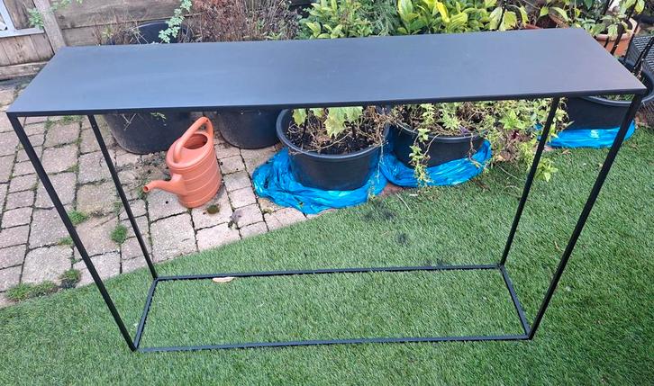 Zwart ijzeren sidetable, Huis en Inrichting, Tafels | Sidetables, Gebruikt, 25 tot 50 cm, 100 tot 150 cm, Rechthoekig, Ophalen