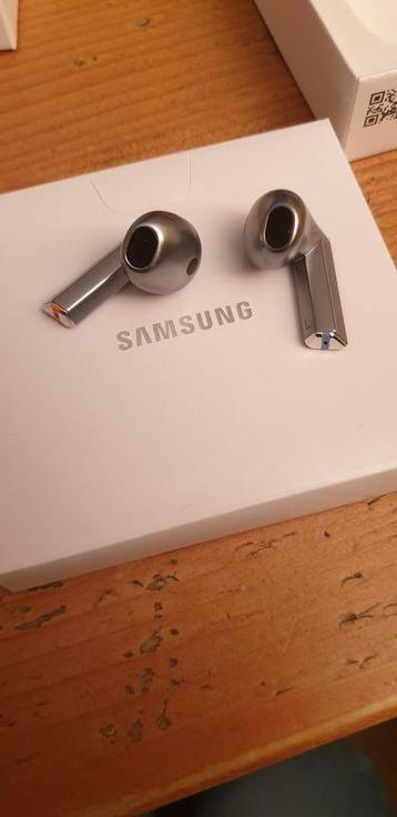 airpods, galaxy buds3 beschikbaar voor biedingen