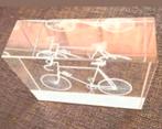 Plexiglas presse papier met ingelegde racefiets, Antiek en Kunst, Verzenden