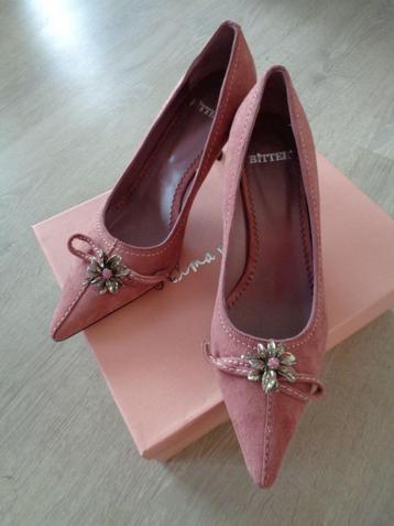 Bitter oudroze leren pumps met zilveren broche 39 Nieuw beschikbaar voor biedingen