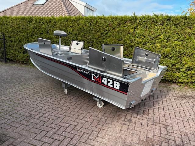 NIEUWE VISBOOT ! Kerman 428 met gespoten Romp (bj 2025), Watersport en Boten, Vis- en Consoleboten, Nieuw, 3 tot 6 meter, Overige brandstoffen