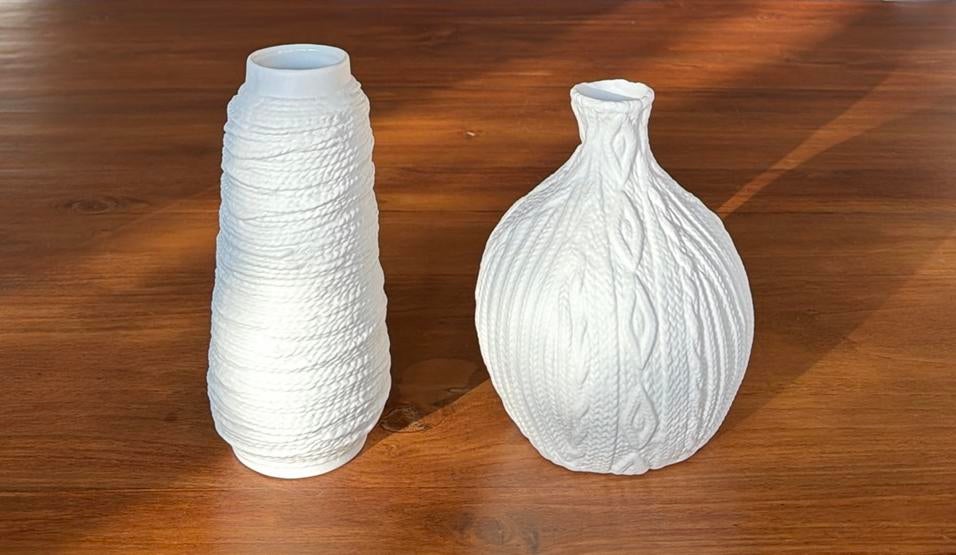 2 biscuit vazen bol wol en touw, Wit, Aardewerk of Porselein, Ophalen of Verzenden, Zo goed als nieuw