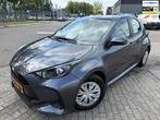 Toyota Yaris 1.5 Hybrid 2022 ACTIVE 171 PK! NAVI CARPLAY ACC, 450 kg, Gebruikt, Met garantie (alle), 450 kg