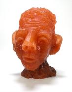 Beeld Mathieu Geurts – roodoranje hoofd, Nederland 2020, Antiek en Kunst, Kunst | Beelden en Houtsnijwerken, Ophalen of Verzenden