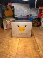 Celebrations elite trainer box, Hobby en Vrije tijd, Verzamelkaartspellen | Pokémon, Ophalen of Verzenden, Nieuw, Boosterbox, Foil