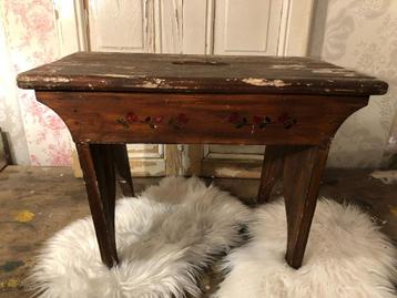 Brocante oud houten krukje - vensterbankje - voetenbankje beschikbaar voor biedingen