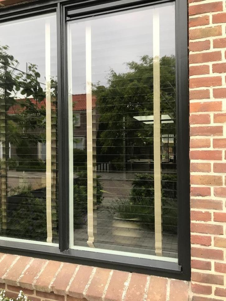 Mooie brede luxaflex zwart met zandkleurig band IZGS, Huis en Inrichting, Stoffering | Gordijnen en Lamellen, Gebruikt, 150 tot 200 cm