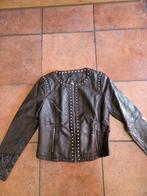 M&S DONKERBRUIN IMMITATIE LEREN JASJE MET STUDS MAAT 42, Bruin, Maat 42/44 (L), Nieuw, Ophalen of Verzenden