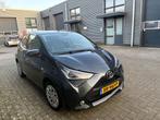 Toyota Aygo 1.0 Vvt-i 72pk 5D 2019 Grijs, Auto's, Voorwielaandrijving, Stof, 4 stoelen, Origineel Nederlands