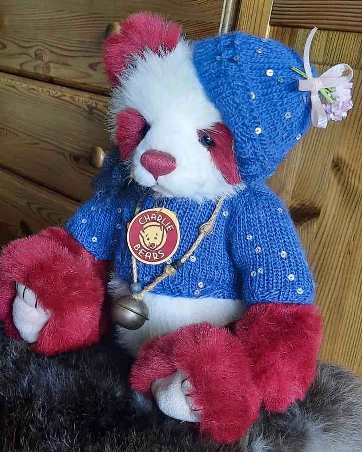 Mooie 38 cm CHARLIE BEARS,  met extra kleding IZGST., Verzamelen, Beren en Cherished Teddies, Zo goed als nieuw, Stoffen beer