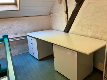 Bureau / speeltafel, met lades en slot. Baarlo ophalen beschikbaar voor biedingen