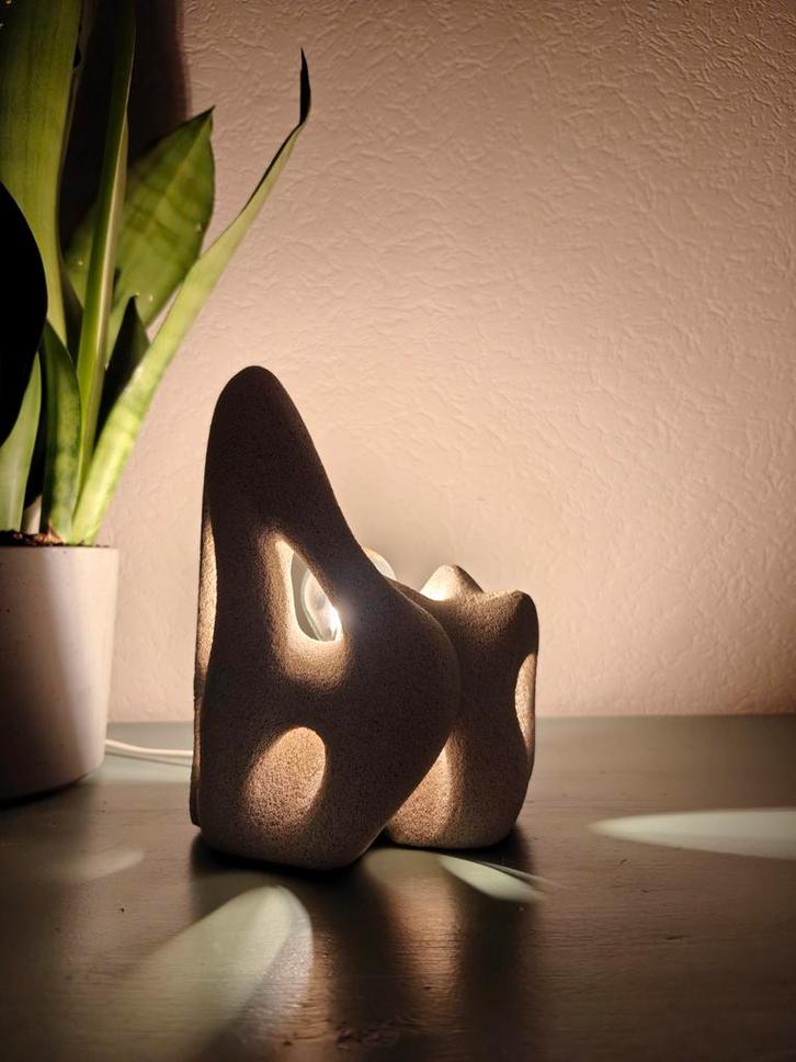 Brutalistische tufstenen sculptuur met lichtfunctie, Antiek en Kunst, Kunst | Designobjecten, Ophalen of Verzenden