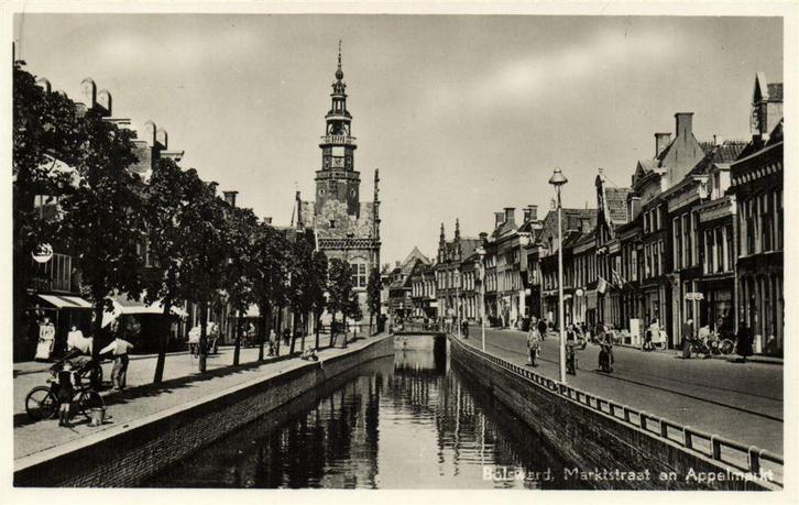 Bolsward, Marktstraat en Appelmarkt - volk - 1950 gelopen, Verzamelen, Ansichtkaarten | Nederland, Ongelopen, Friesland, Voor 1920
