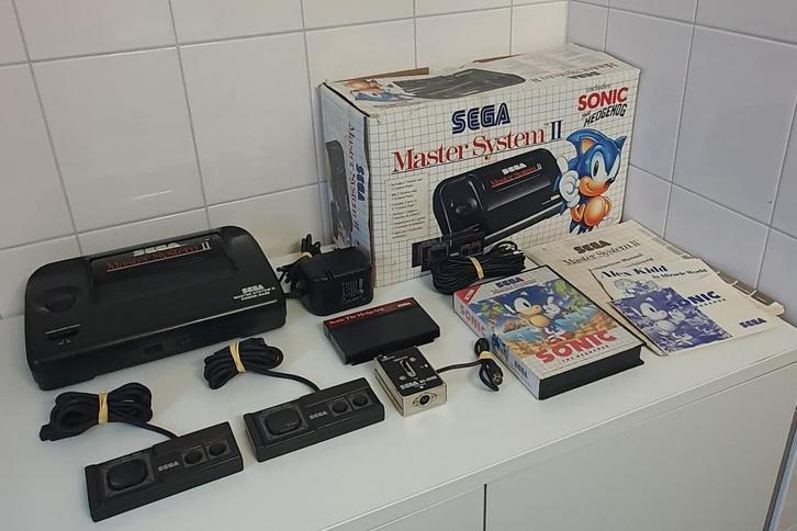 Sega Master System II Sonic Edition, Spelcomputers en Games, Spelcomputers | Sega, Gebruikt, Master System, Met 2 controllers