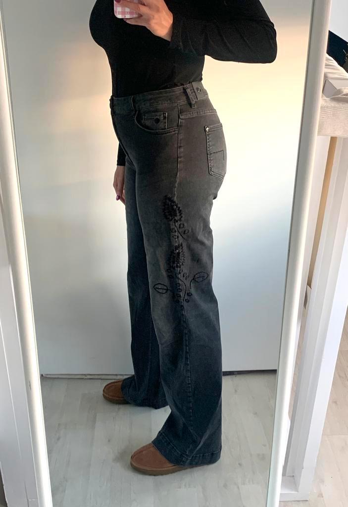 Zwarte rechte jeans met borduursels van DNM Pure maat 29/34, Kleding | Dames, Spijkerbroeken en Jeans, Zo goed als nieuw, W30 - W32 (confectie 38/40)