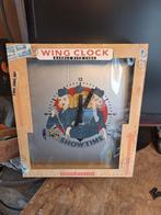 Wandklok Wing Clock WO2  Showtime nieuw in doos, Ophalen of Verzenden, Nieuw, Wandklok