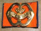 Metalen Baret Embleem Garderegiment Fuseliers Prinses Irene, Ophalen of Verzenden, Landmacht, Nederland, Embleem of Badge