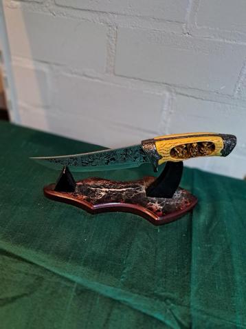 Mooie decoratieve dolk met skeletten beschikbaar voor biedingen