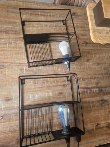 2 Zwarte Metalen Wandrekjes met Verlichting 30x30x10 beschikbaar voor biedingen