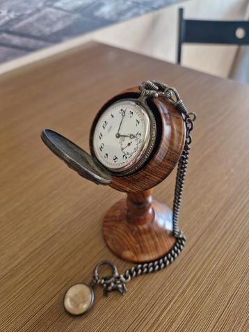Rijk versierd Lasita zakhorloge met houten standaard  beschikbaar voor biedingen