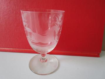 Mooi glas met gravure van een paard en takken. beschikbaar voor biedingen